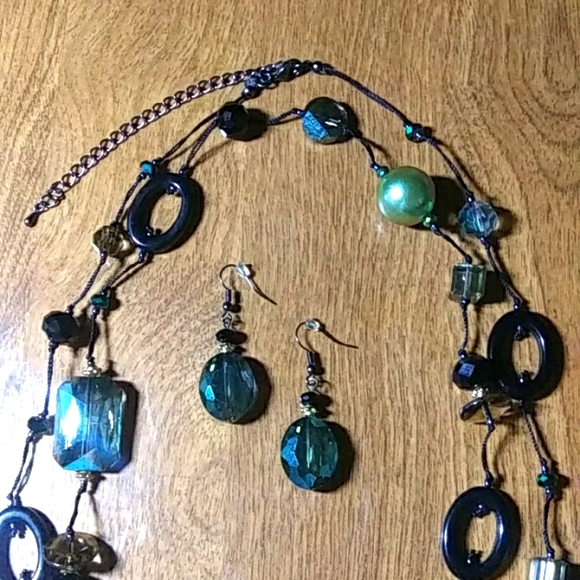 Beautiful threaded glass stone necklace with matching earrings set - Picture 2 of 5